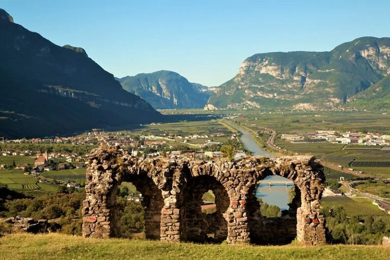 Die historischen Steinbögen von Castelfeder mit Blick ins Tal