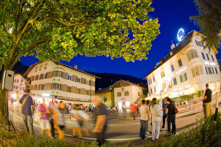 Abendstimmung im Dorfzentrum von Auer