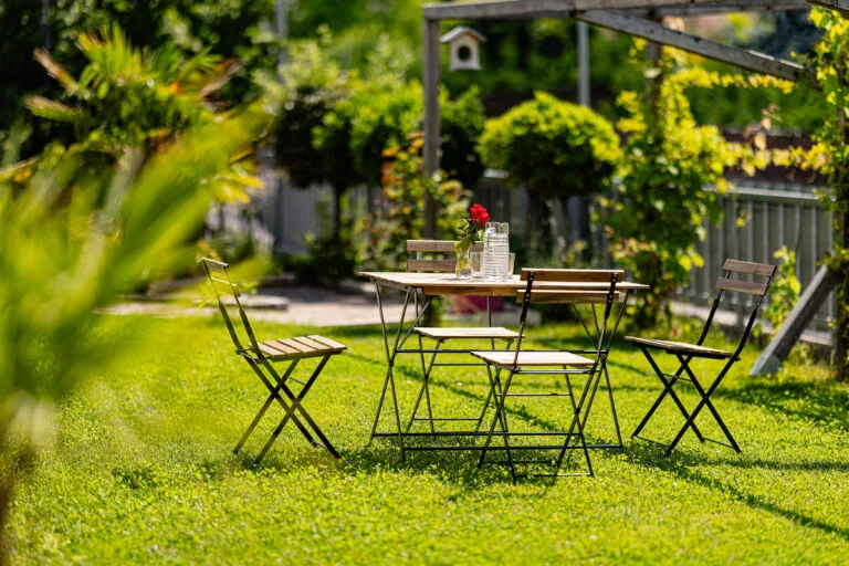 Gartentisch und Stühle im privaten Außenbereich des Rauchhofs
