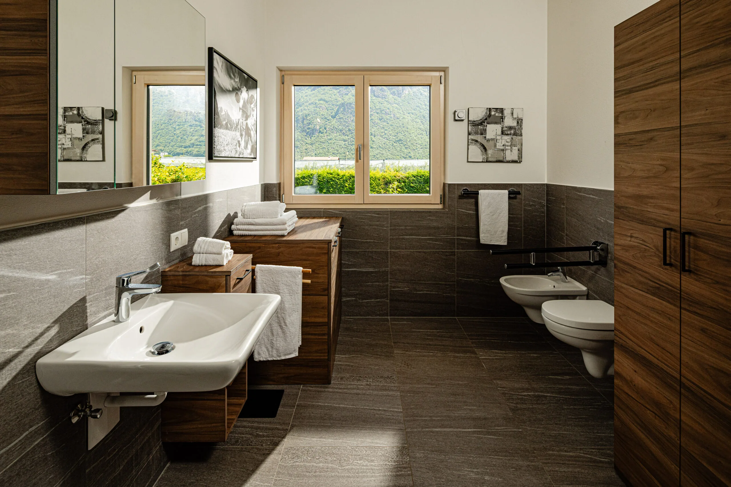 Washbasin and window in the bathroom