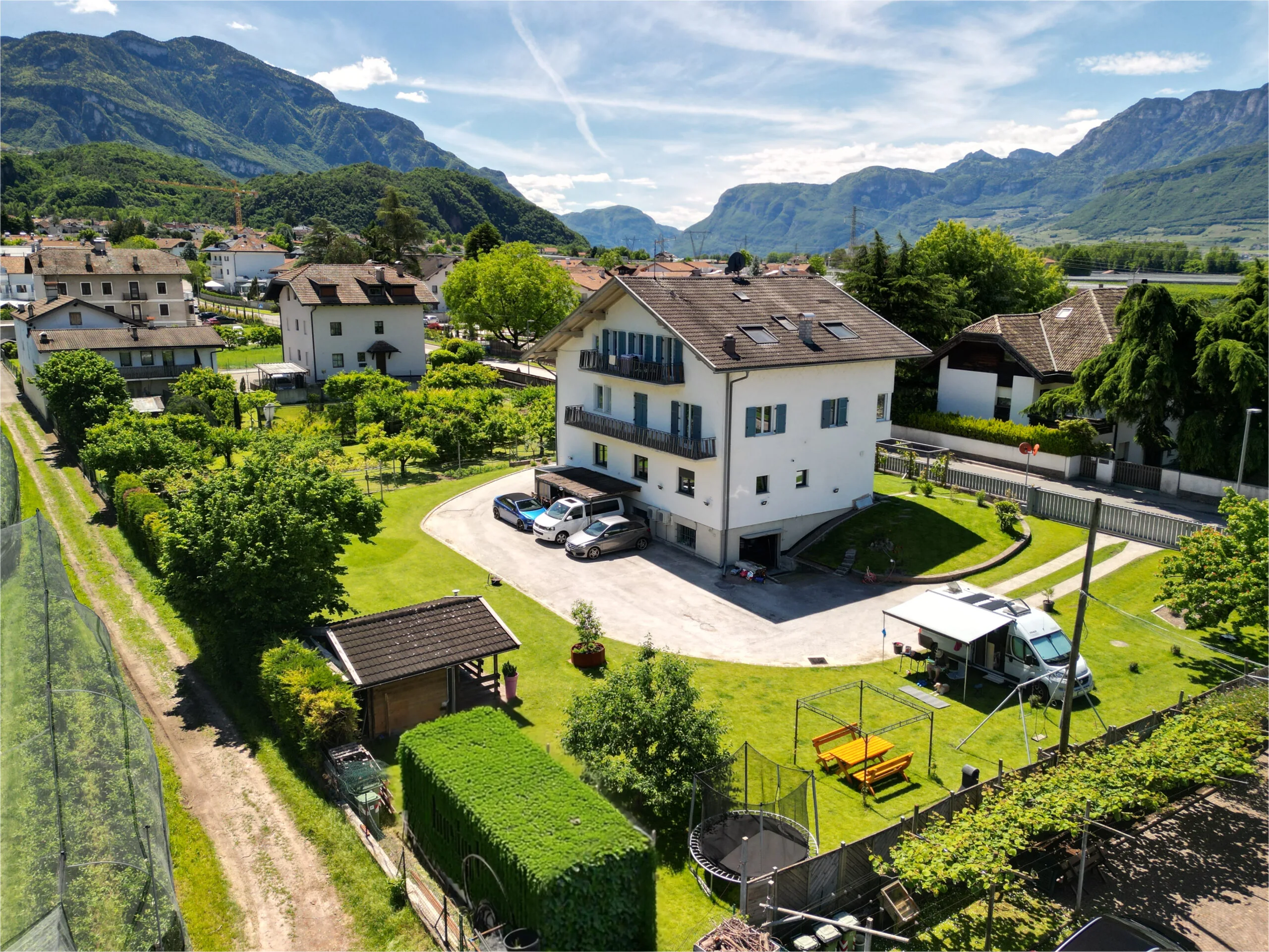 Rauchhof and apple orchards against the South Tyrolean mountains