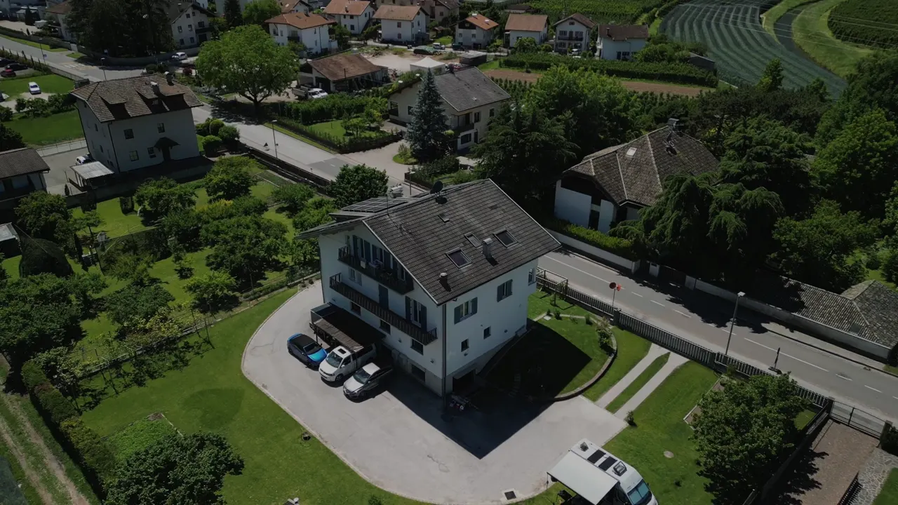 Der Rauchhof aus der Vogelperspektive, umgeben von Apfelwiesen